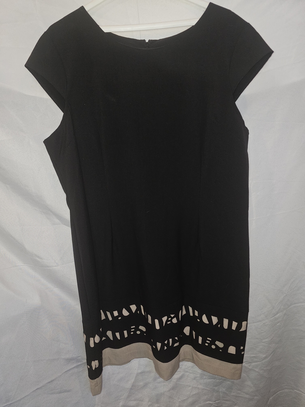 Harve Benard Plus Size Cap Sleeve Sheath Black Dress with Beige Cut Outs.  Sz 18